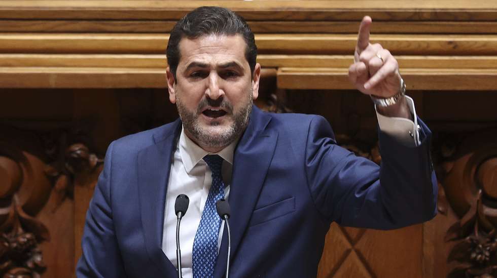 O lider parlamentar do PSD, Hugo Soares, intervém na discussão da moção de censura do PCP ao XXIV Governo Constitucional, na Assembleia da República, em Lisboa, 05 de março de 2025. MANUEL DE ALMEIDA/LUSA