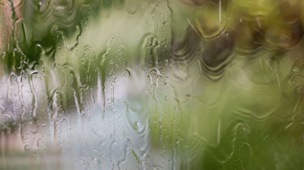 Água da chuva escorre por uma janela, em Lisboa, 15 de outubro de 2024. Mau tempo. Clima. Alterações climáticas. Chuva. Intempéries. ANTÓNIO PEDRO SANTOS/LUSA