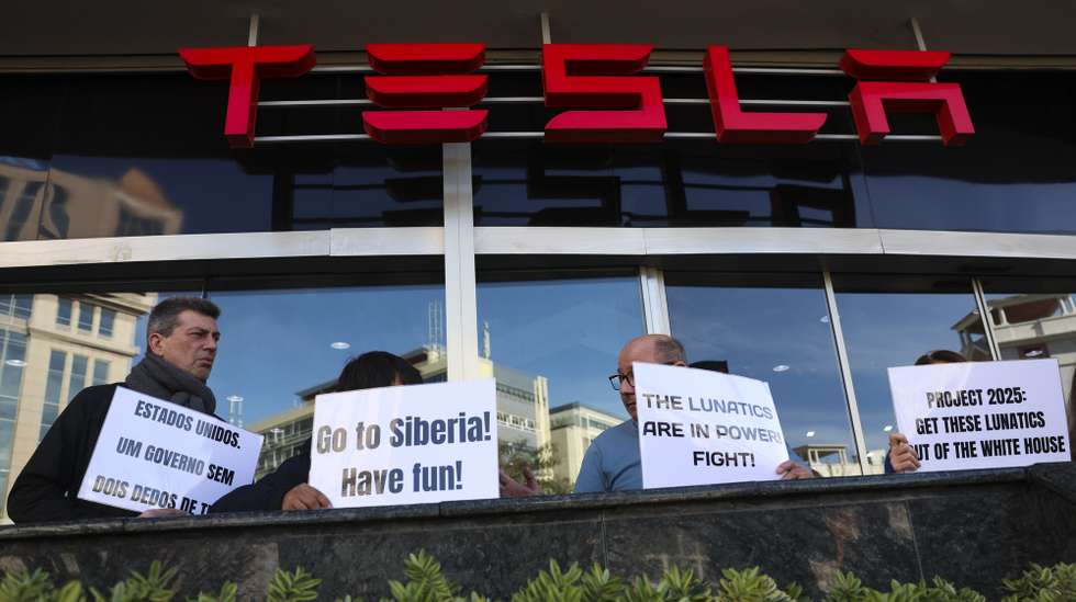 Cerca de uma dezena de manifestantes concentraram-se num protesto contra o dono da fabricante automóvel norte-americana Tesla, Elon Musk, em Lisboa, 09 de março de 2025. TIAGO PETINGA/LUSA