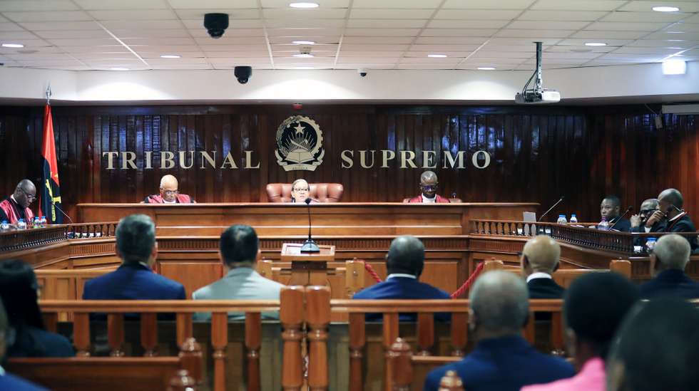 Início do julgamento dos generaisl Leopoldino Fragoso do Nascimento "Dino" e Helder Vieira Dias "Kopelipa" pelos crimes de tráfico de influências e branqueamento de capitais, entre outros, no âmbito de um processo que envolve também a filial angolana da China International Fund, segundo despacho de pronúncia da 4.ª secção da câmara Criminal do Tribunal Supremo de Angola, datada de 20 de dezembro de 2023, em Luanda, Angola, 10 de março de 2025. Além dos generais Leopoldino Fragoso do Nascimento "Dino" e Helder Vieira Dias "Kopelipa", figuras ligadas ao antigo Presidente José Eduardo dos Santos (já falecido) sentam-se no banco dos réus o advogado Fernando Gomes dos Santos e representantes das empresas China International Fund Angola, Plansmart International Limited e Utter Right International Limited. AMPE ROGÉRIO/LUSA