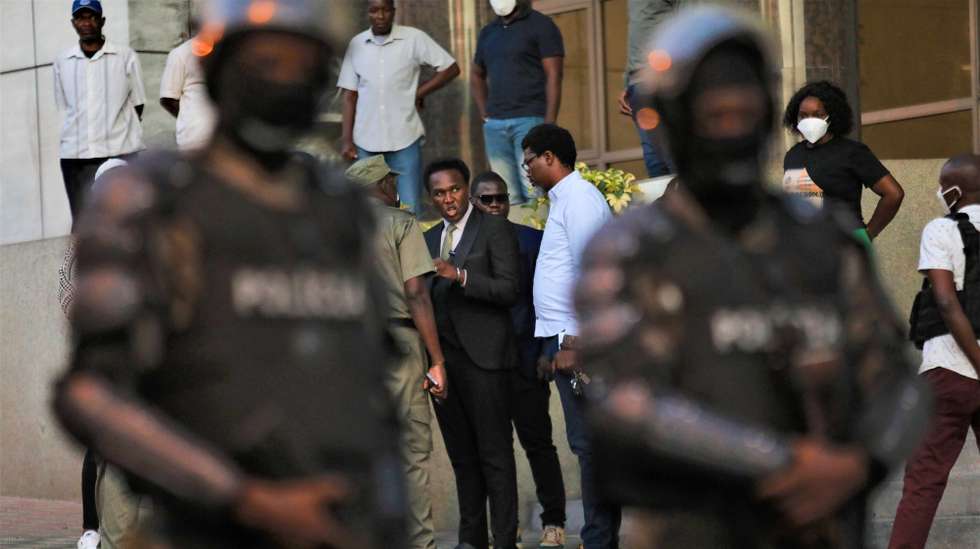 Venâncio Mondlane (C), após ser ouvido pela Procuradoria-Geral da República, Maputo, Moçambique, 11 de março de 2025. A Procuradoria-Geral da República de Moçambique, aplicou hoje a medida de termo de identidade e residência contra Venâncio Mondlane, num processo em que o Ministério Público acusa o político de incitação a violência durante as manifestações pós-eleitorais. LUÍSA NHANTUMBO/LUSA