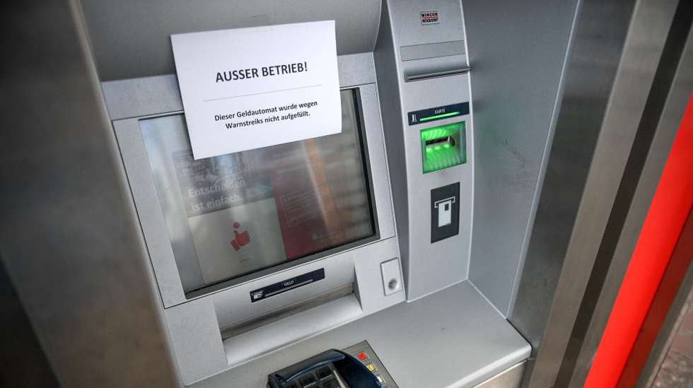 epa07258421 An information leaflet indicates an empty ATM in Oberhausen, Germany, 02 January 2019. The service union Verdi has called on the 12,000 employees of the cash transports to strike which is expected to disrupt the cash flow in Germany.  EPA/SASCHA STEINBACH
