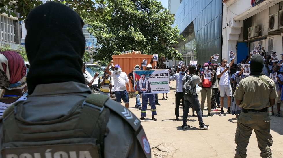 epa11826190 Supporters of the presidential candidate Venancio Mondlane shout slogans near the Independence Square during the inauguration of Mozambique's fifth president, Daniel Chapo, in Maputo, Mozambique, 15 January 2025. Mozambique's Constitutional Council (CC) announced on 23 December that Chapo, the Frelimo-backed candidate, won the presidential election with 65.17 percent of the votes, succeeding Filipe Nyusi. Frelimo also won legislative and provincial assembly elections.   EPA/ESTEVAO CHAVISSO