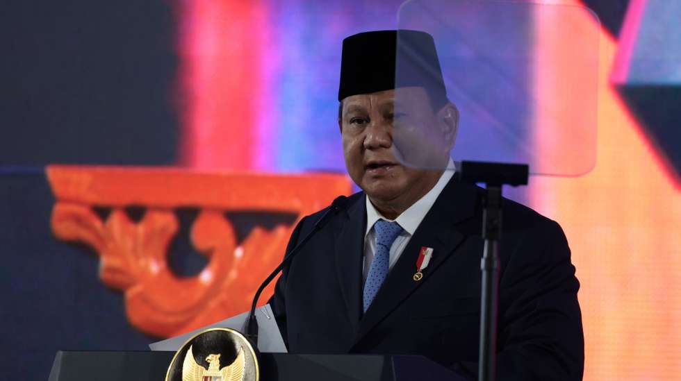 epa11920485 Indonesian President Prabowo Subianto addresses the launch of Indonesia's sovereign wealth fund Danantara at the Merdeka Palace in Jakarta, Indonesia, 24 February 2025. Subianto launched the Anagata Nusantara Power Investment Management Agency (Danantara), which this agency is prepared to manage assets of up to 980 billion US dollars (approximately 936.6 billion euros) and has a major role in consolidating state-owned enterprises management and optimizing dividends and investments.  EPA/ADI WEDA
