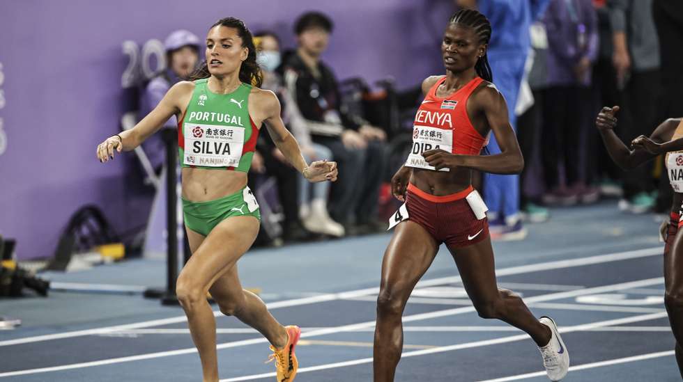 epa11977528 Patricia Silva (L) of Portugal and Lilian Odira of Kenya cross the finish line in the Women’s 800m heat at the World Athletics Indoor Championships in Nanjing, China, 21 March 2025.  EPA/ANDRES MARTINEZ CASARES