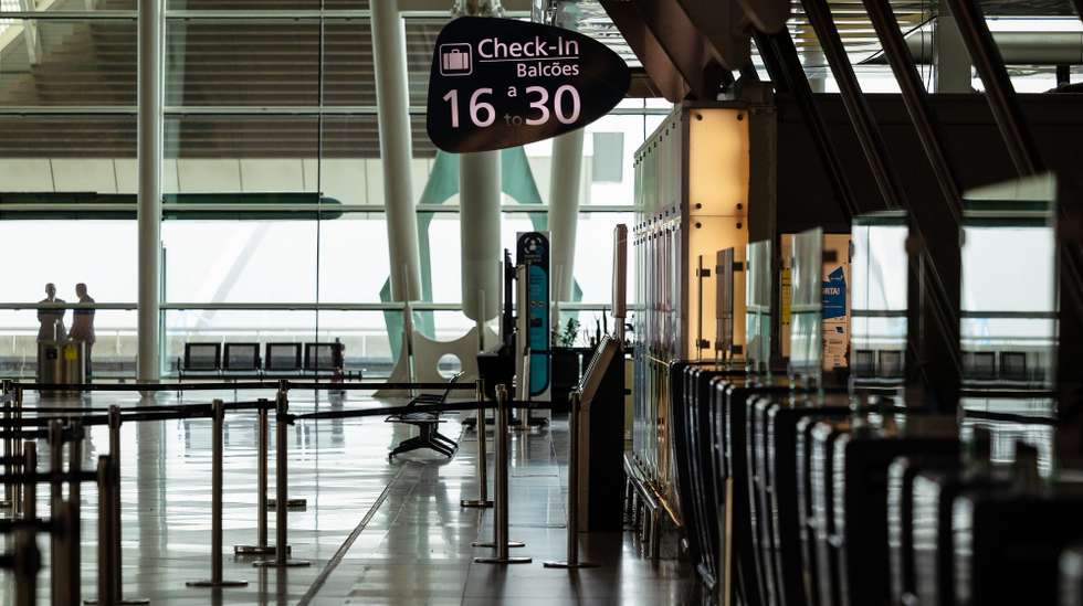 Zona de partidas vazia no Aeroporto Francisco Sá Carneiro que se encontra hoje fechado para obras na pista, Maia, 10 de setembro de 2025. As obras de reforço estrutural da pista deverão estar concluídasno final de 2026. JOSÉ COELHO/LUSA