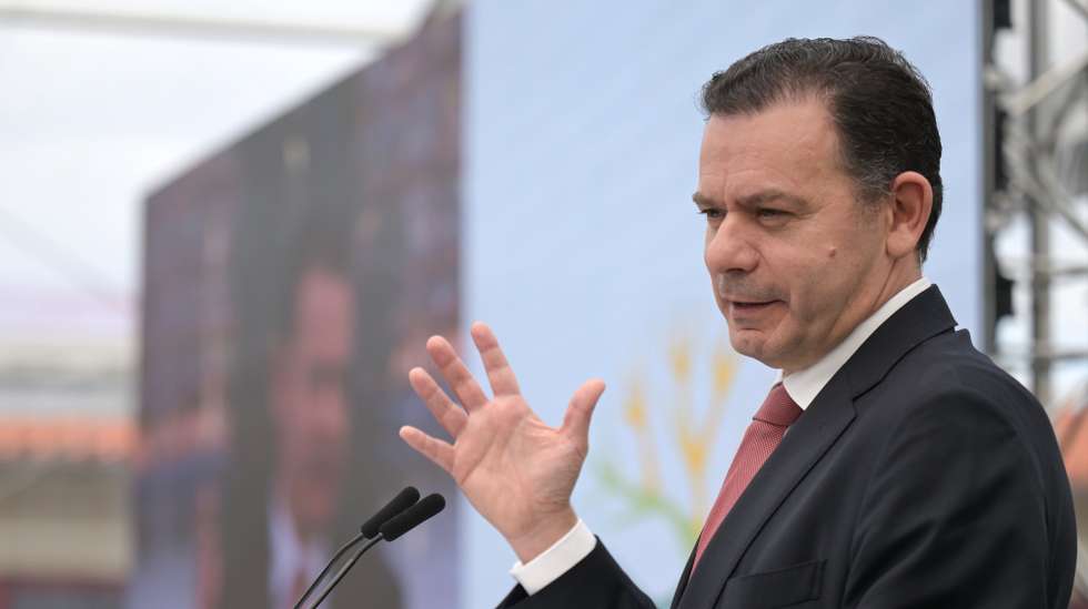 O primeiro-ministro, Luís Montenegro, discursa na sessão de inauguração da sede do BIOPOLIS, formado pelo CIBIO - Centro de Investigação em Biodiversidade e Recursos Genéticos da Universidade do Porto, pela Universidade de Montpellier (França), e pela Porto Business School, em Vila do Conde, 24 de março de 2025. O BIOPOLIS dedicar-se-á à investigação da diversidade biológica, dos ecossistemas e do meio ambiente. FERNANDO VELUDO/LUSA