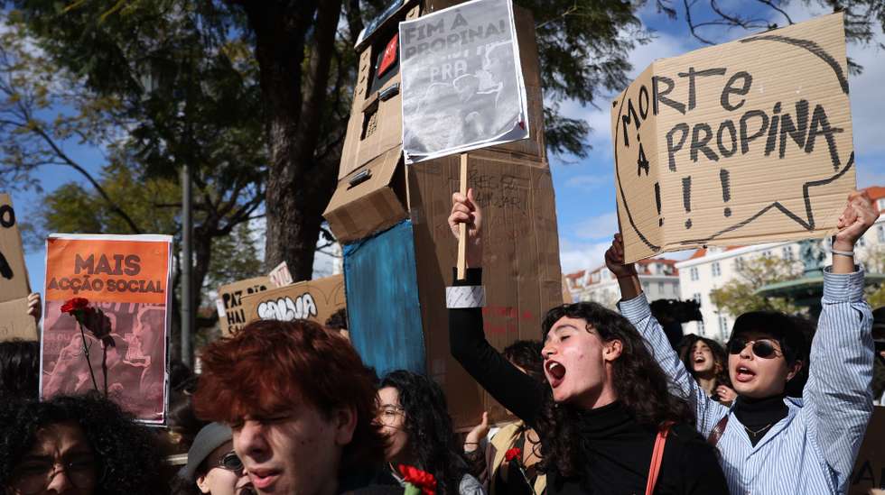 Estudantes participam na manifestação nacional do ensino superior exigindo a gratuitidade das propinas, mais e melhores residências públicas, bolsas para todos os que delas necessitem, uma gestão democrática das escolas e faculdades, em Lisboa, 24 de março de 2025. MIGUEL A. LOPES/LUSA