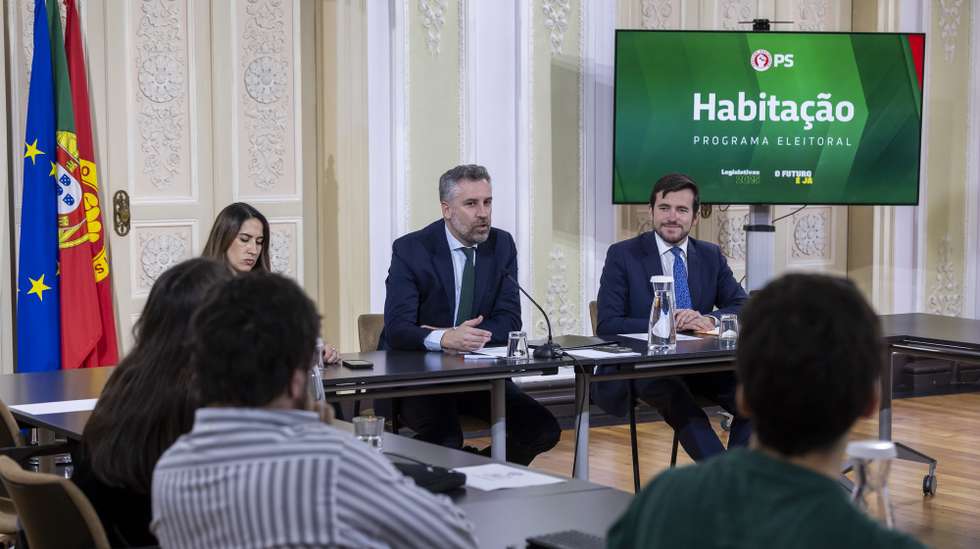 O secretário-geral do Partido Socialista (PS), Pedro Nuno Santos (C), acompanhado pelo deputado e coordenador do manifesto legislativas 2025, Miguel Costa Matos (2-D), e pela deputada e ex-ministra da Habitação, Marina Gonçalves, usa da palavra durante uma sessão de debate sobre habitação para a elaboração do programa eleitoral para as legislativas, na sede do PS, em Lisboa, 26 de março de 2025. JOSÉ SENA GOULÃO/LUSA