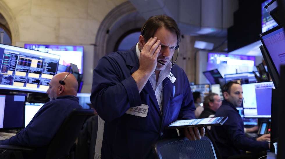 epa12007558 Traders work on the floor at the Opening Bell of the New York Stock Exchange in New York, New York, USA, 03 April 2025. World financial markets are reacting to reciprocal tariffs that US President Donald Trump implemented on 02 April.  EPA/JUSTIN LANE