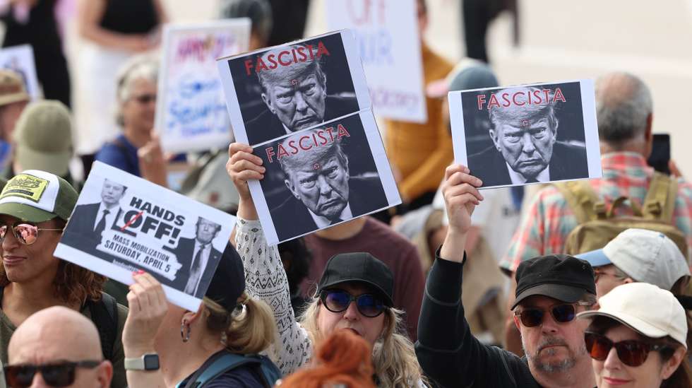 US activists living in Portugal during a demonstration with the common goal of fighting against the political plans of Trump and Elon Musk, and against “the destruction of democratic institutions” in the United States. Many of the activists involved in this protest have ties to the international organization Democrats Abroad, which is linked to the Democratic Party in the United States and aims to mobilize American voters living abroad. Lisbon, Portugal, 05 April 2025. TIGO PETINGA/ LUSA
