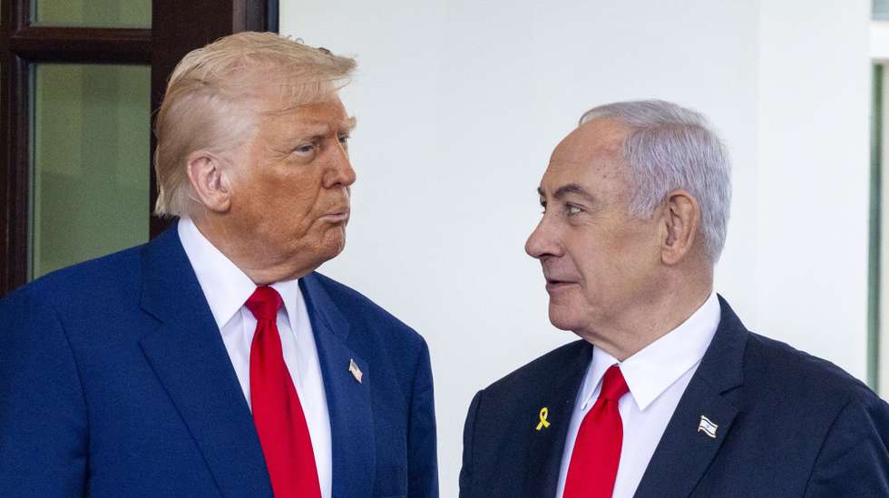epaselect epa12016425 US President Donald J. Trump (L) greets Israeli Prime Minister Benjamin Netanyahu (R) as he arrives for a meeting at the West Wing of the White House in Washington, DC, USA, 07 April 2025. President Trump and Prime Minister Netanyahu’s East Room press conference has been cancelled.  EPA/SHAWN THEW