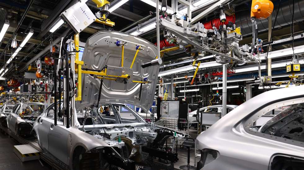 epa11011865 A view of the assembly line of German automobile maker BMW's car factory in Munich, Germany, 05 December 2023, on the same day the plant was visited by German Chancellor Scholz.  EPA/ANNA SZILAGYI