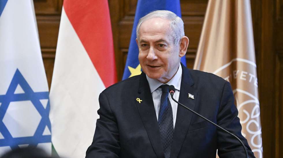 epa12009379 Israeli Prime Minister Benjamin Netanyahu speaks after he received the certificate of Honorary Citizen of the University (Civis Universitatis Honoris Causa) from the rector of the Ludovika University of Public Service at the university in Budapest, Hungary, 04 April 2025.  EPA/TIBOR ILLYES HUNGARY OUT