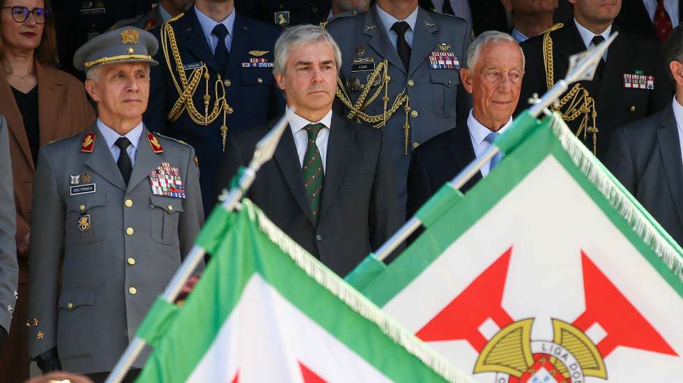 O Presidente da República, Marcelo Rebelo de Sousa (D), o ministro da Defesa Nacional, Nuno Melo (C), e o chefe do Estado-Maior-General das Forças Armadas, general José Nunes da Fonseca (E), participam nas cerimónias de Comemoração do 107.º aniversário da Batalha de La Lys e do Dia do Combatente, no Mosteiro de Santa Maria da Vitória, na Batalha, 09 de abril de 2025. PAULO CUNHA/LUSA