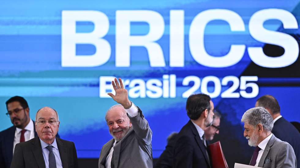 epa11926040 Brazilian President Luiz Inacio Lula da Silva (C), greetsnext to the Minister of Foreign Affairs of Brazil, Mauro Vieira (L), at the end of the first meeting of sherpas (chief negotiators) of the Brazilian presidency of the BRICS, at the Itamaraty Palace in Brasilia, Brazil, 26 February 2025. The meeting takes place from 25 to 26 February.  EPA/Andre Borges