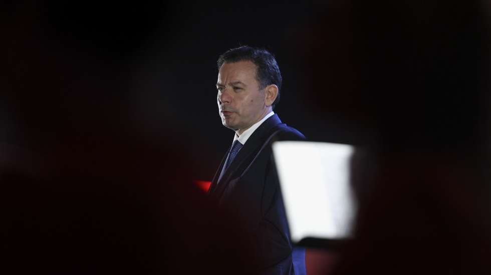 O primeiro-ministro, Luís Montenegro, discursa durante a cerimónia de comemoração do centenário da Física - Torres Vedras, 9 de abril de 2025. MIGUEL A. LOPES/LUSA