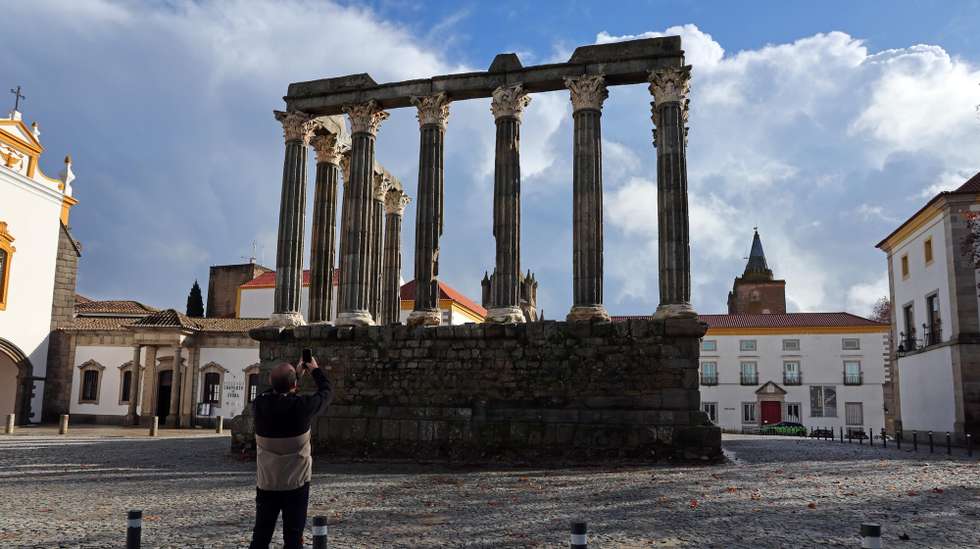 Turistas passeiam junto ao Templo Romano em Évora, cidade que foi escolhida para Capital Europeia da Cultura 2027. Évora, 09 de junho de 2021. (ACOMPANHA TEXTO DE 11 DE DEZEMBRO DE 2022). NUNO VEIGA/LUSA