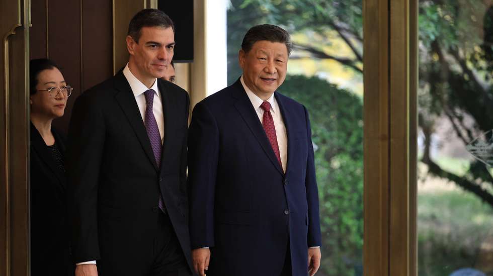 epa12024164 Chinese President Xi Jinping (R) and Spanish Prime Minister Pedro Sanchez (L) arrive for a bilateral meeting at Diaoyutai Guest House in Beijing, China, 11 April 2025.  EPA/ANDRES MARTINEZ CASARES / POOL
