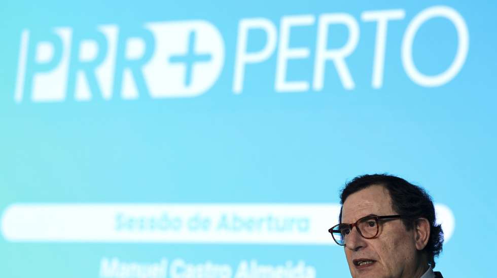 O ministro Adjunto e da Coesão Territorial, Manuel Castro Almeida, intervém durante o encontro "PRR + Perto", organizado pela Estrutura de Missão Recuperar Portugal, em Lisboa, 11 de abril de 2025. ANTÓNIO COTRIM/LUSA
