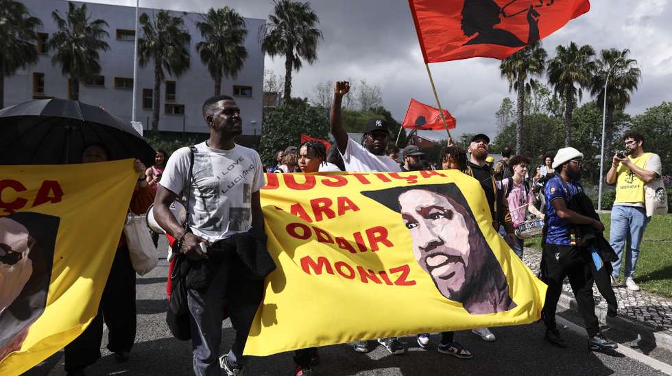 Manifestantes durante a Marcha da Cova da Moura ao bairro do Zambujal - Justiça para Odair Moniz e todas as vítimas de violência policial, Amadora, 12 de abril de 2025. MIGUEL A. LOPES/LUSA
