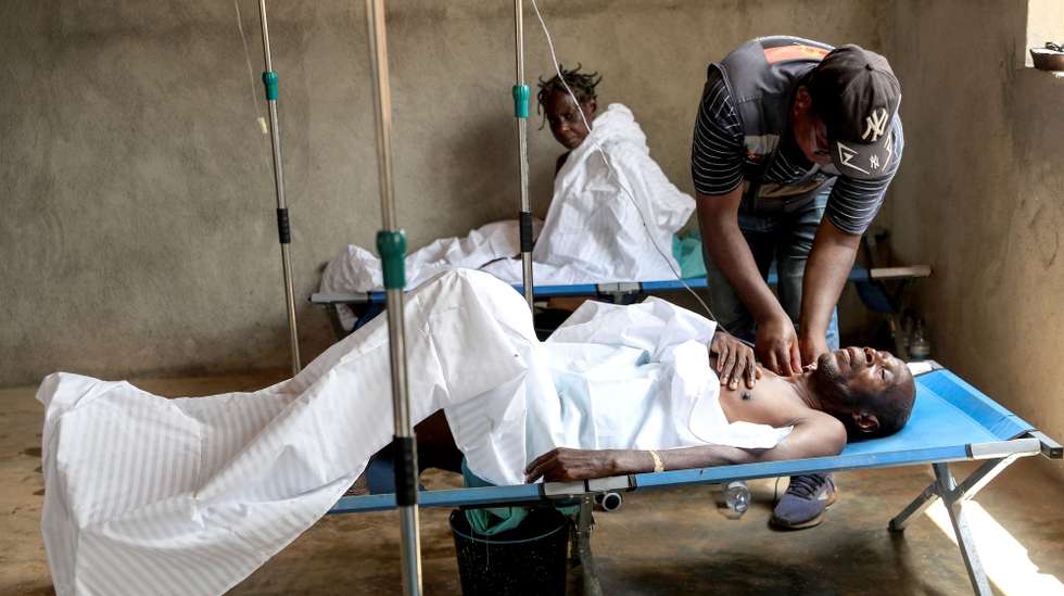 Um homem recebe tratammento na sala de internamento na localidade de Luinha, na comuna da Canhoca na província do Kwanza Norte, sujeita a cerca sanitária devido a um surto de cólera, Luinha, Angola, 20 de março de 2025.  (ACOMPANHA TEXTO DE 22-03-2025)  AMPE ROGÉRIO/LUSA