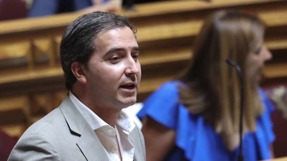 O deputado do PSD, Alexandre Poço, intervém durante o debate de urgência, requerido pela Iniciativa Liberal (IL), sobre "Jornada Mundial da Juventude", na Assembleia da República, em Lisboa, 04 de julho de 2023. ANTÓNIO COTRIM/LUSA