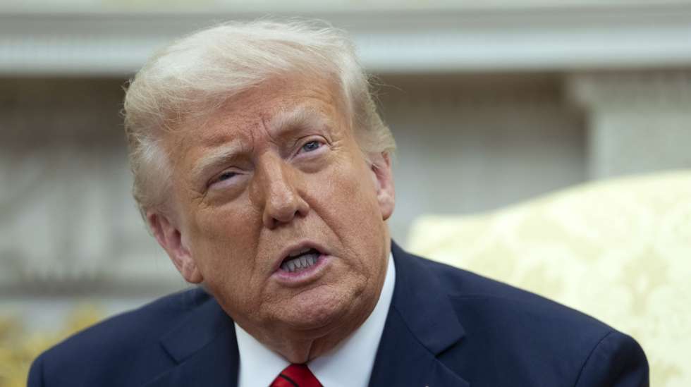 epa12037422 US President Donald Trump speaks during a meeting with the Italian prime minister at the Oval Office of the White House in Washington, DC, USA, 17 April 2025.  EPA/CHRIS KLEPONIS / POOL