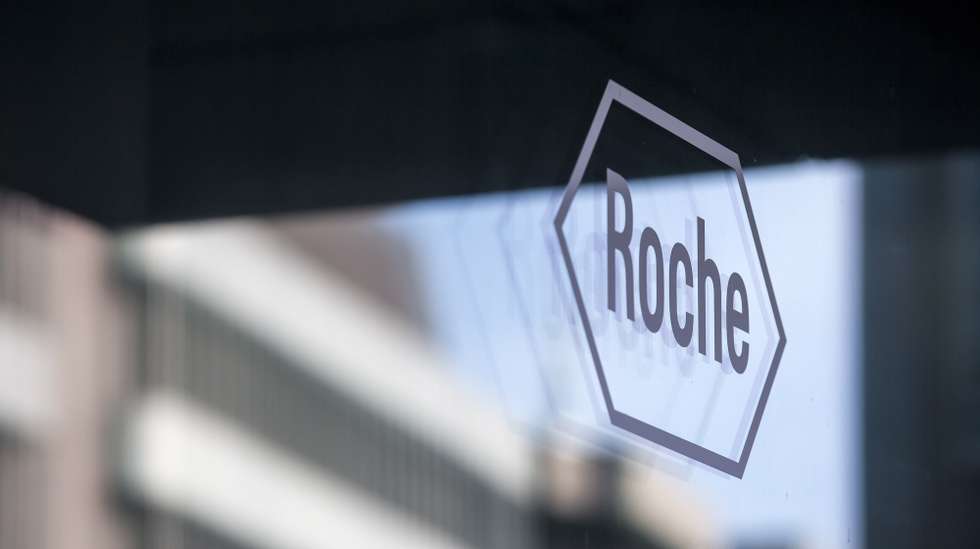 epa09090903 (FILE) - The logo of the pharmaceutical company Roche pictured during the annual balance press conference in Basel, Switzerland, 01 February 2017 (reissued 23 March 2021). The Swiss group on 23 March said that studies are showing that the anti-COVID-19 cocktail developed with US biotechnology company Regeneron Pharmaceuticals may reduce hospitalization or death by 70 percent.  EPA/ALEXANDRA WEY
