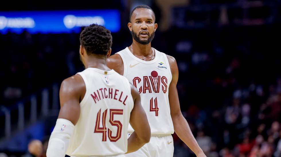 epa11748477 Cleveland Cavaliers forward Evan Mobley (R) reacts with Cleveland Cavaliers guard Donovan Mitchell (L) during the first half of an NBA Cup tournament basketball game between the Cleveland Cavaliers and the Atlanta Hawks in Atlanta, Georgia, USA, 29 November 2024.  EPA/ERIK S. LESSER SHUTTERSTOCK OUT