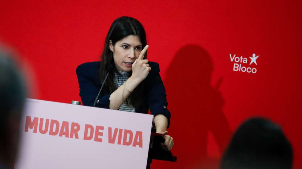 A coordenadora do Bloco de Esquerda (BE), Mariana Mortágua discursa para militantes, num almoço comemorativo do 25 de Abril, no Entroncamento, em Santarém, 26 de abril de 2025. PAULO CUNHA/LUSA