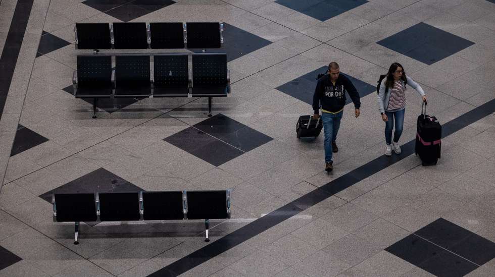 Passageiros no Aeroporto Francisco Sá Carneiro que se encontra hoje fechado para obras na pista, Maia, 10 de setembro de 2025. As obras de reforço estrutural da pista deverão estar concluídasno final de 2026. JOSÉ COELHO/LUSA