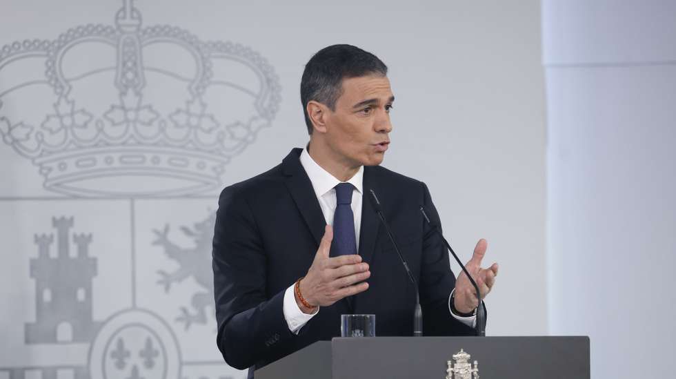 epa12046275 Spanish Prime Minister Pedro Sanchez speaks during a press conference after a cabinet meeting held at Moncloa Palace in Madrid, Spain, 22 April 2025.  EPA/JAVIER LIZON