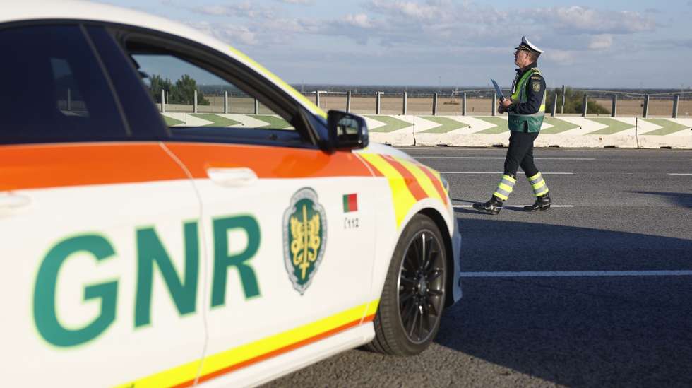 Um agente da Guarda Nacional Republicana (GNR), durante uma ação de fiscalização no âmbito da campanha “Festas MAIs Seguras”, nas portagens do Pinhal Novo, em Setúbal, 30 de dezembro de 2024. ANTÓNIO PEDRO SANTOS/LUSA