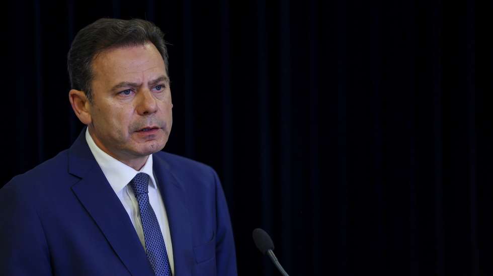 O primeiro-ministro, Luis Montenegro, em declarações sobre o apagão que afeta Portugal de Norte a Sul, Lisboa, 28 de abril de 2025. O Governo criou um grupo de trabalho para acompanhar o apagão que afeta Portugal de Norte a Sul e outros países europeus e aponta que o problema “terá tido origem” fora de Portugal. JOSÉ SENA GOULÃO/LUSA