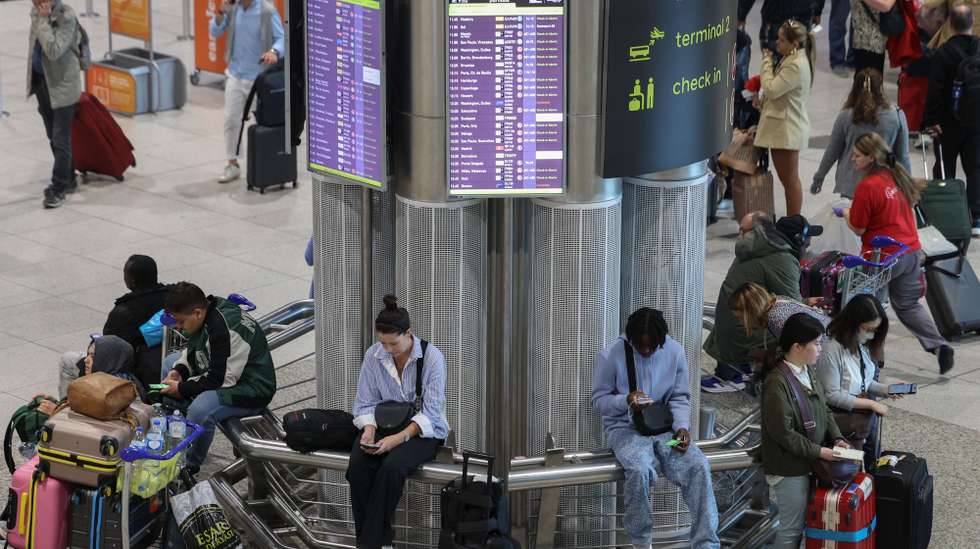 A maior parte dos controles de embarque do aeroporto Humberto Delgado em Lisboa, está a funcionar, registando-se às 10h00, dez voos cancelados e uma longa fila para a recuperação de bagagem perdida, 29 de abril de 2025. TIAGO PETINGA/LUSA