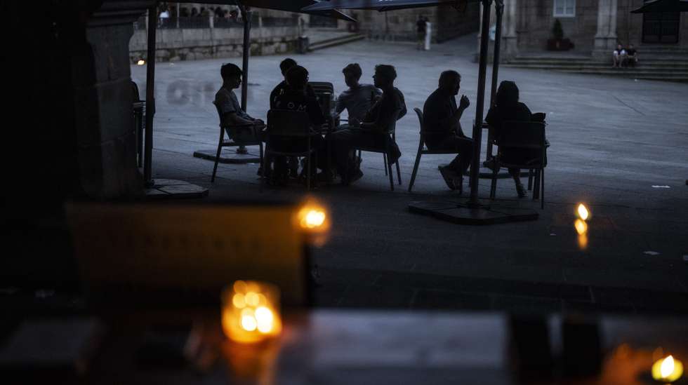 epa12061763 People use candles at a pub in Ourense, Galicia, northwestern Spain, amid a power outage, 28 April 2025 (issued 29 April 2025). A power blackout hit large parts of Spain and spread to neighboring Portugal and France on 28 April, disrupting transport systems, internet connections, and daily life, according to authorities. The exact cause of the outage is unknown.  EPA/BRAIS LORENZO