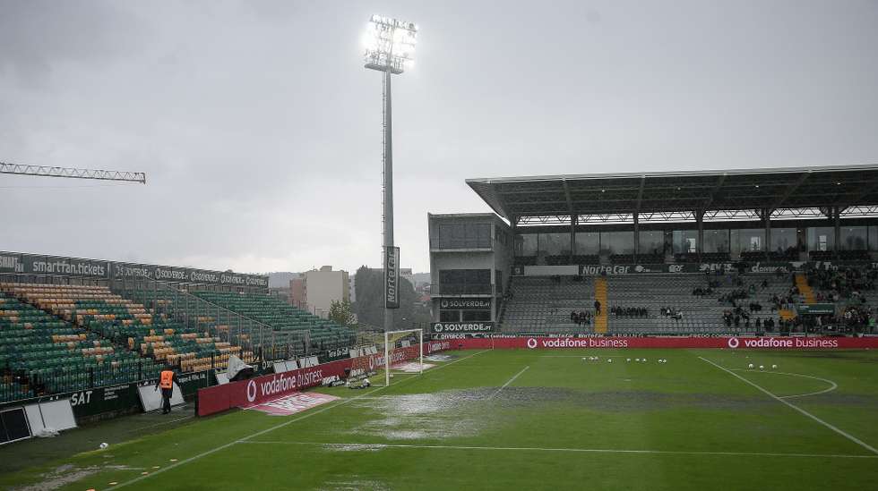 Chuva intensa e más condições do relvado põem em risco inicio do jogo da 32ª jornada da I Liga de futebol entre o Rio Ave e o Estrela da Amadora, realizado no Estádio Capital do Móvel, Paços de Ferreira, 24 de maio de 2025. MANUEL FERNANDO ARAÚJO/LUSA