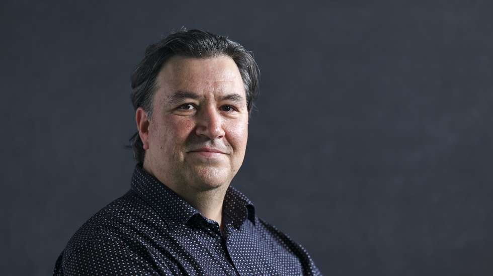 O presidente do Partido Liberal Social (PLS), José Cardoso, posa para a fotografia durante uma entrevista à Agência Lusa, em Lisboa, 02 de maio de 2025. (ACOMPANHA TEXTO DE 05 DE MAIO DE 2025). ANTÓNIO COTRIM/LUSA