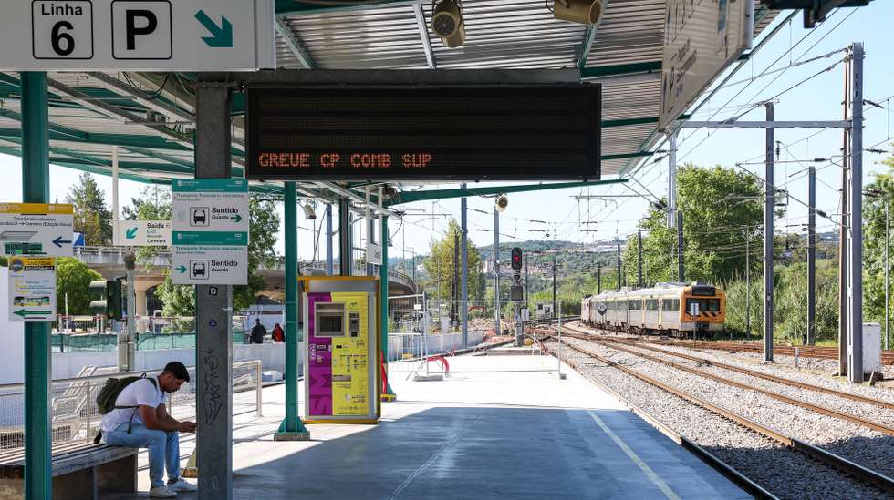 Na estação da CP de Coimbra-B, não circulam comboios e as bilheteiras estão encerradas devido à greve dos trabalhadores da CP, em Coimbra, 28 de abril de 2025. O Sindicato Ferroviário da Revisão Comercial Itinerante, que representa revisores, trabalhadores de bilheteiras e comerciais, convocou para hoje uma greve pela melhoria das condições salariais, que está a ter uma adesão de 100% a nível nacional. PAULO NOVAIS/LUS