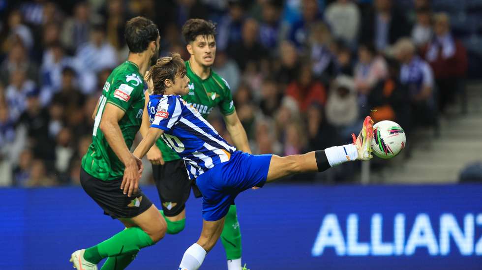 FC Porto's Rodrigo Mora (C) in action against Moreirense's Marcelo (L) during their Portuguese First League soccer match, held at Dragao Stadium, in Porto, Portugal, 02 May 2025.  JOSE COELHO/LUSA
