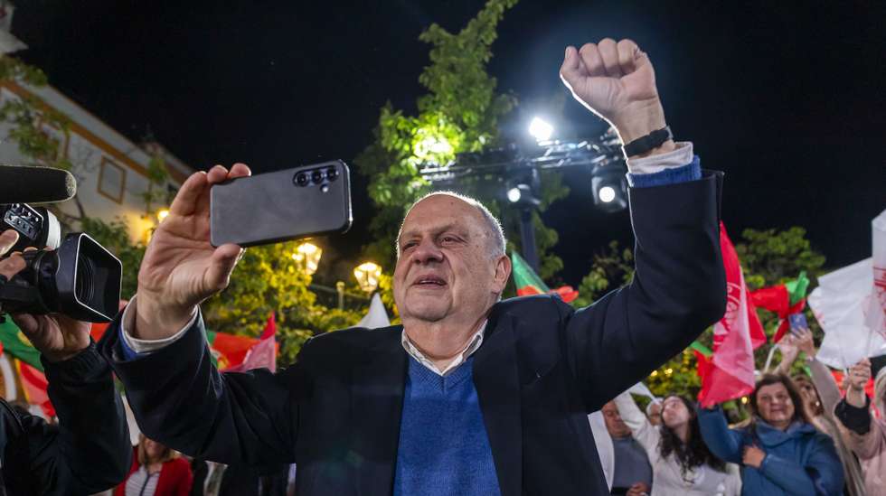 O ex-deputado do Partido Socialista (PS), João Soares, tira uma fotografia durante um comício no âmbito da campanha para as eleições legislativas, em Portalegre, 07 de maio de 2025. JOSÉ SENA GOULÃO/LUSA