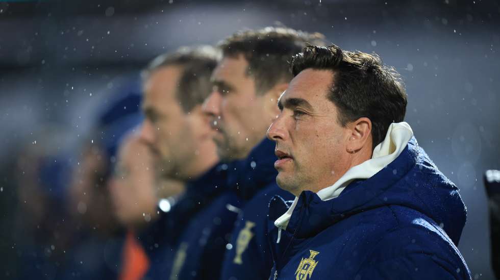 O selecionador de Portugal, Rui Jorge (D), reage durante o jogo amigável de preparação para o Campeonato da Europa 2025 entre as seleções de Portugal e da Roménia, realizado no Estádio Municipal de Famalicão, em Vila Nova de Famalicão, 21 de março de 2025. ESTELA SILVA/LUSA