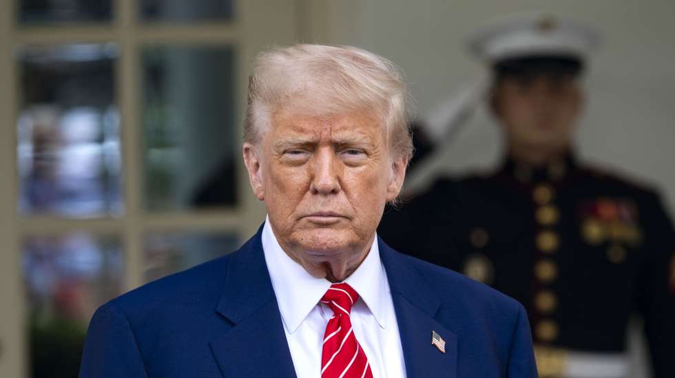 epa12084671 US President Donald Trump looks on while answering questions from reporters outside the West Wing of the White House in Washington, DC, USA, 08 May 2025.  EPA/BONNIE CASH / POOL