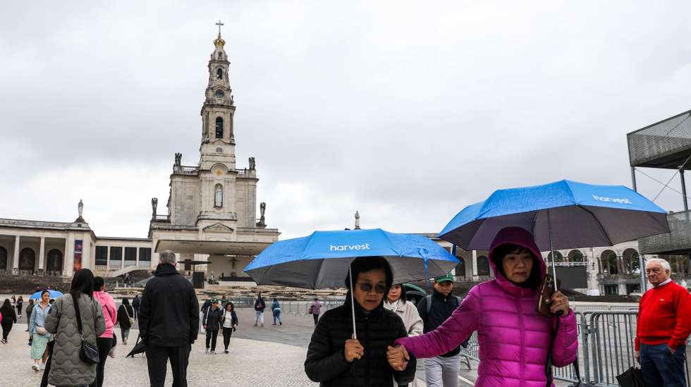 Peregrinos no Santuário Mariano de Fátima no primeiro dia do papado de Leão XIV,  Fátima, 9 de maio de 2025. O cardeal norte-americano Robert Francis Prevost, 69 anos, foi ontem eleito Papa, ao fim de dois dias de conclave, e assumiu o nome de Leão XIV. Nascido em Chicago, Estados Unidos, tem ascendência espanhola e nacionalidade peruana, e pertence à Ordem de Santo Agostinho. Leão XIV sucede ao Papa Francisco, que morreu em 21 de abril, aos 88 anos. PAULO CUNHA/LUSA
