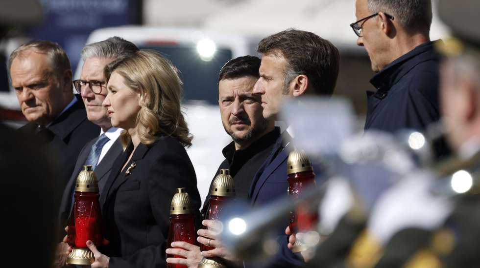 epa12088045 (L-R) Poland's Prime Minister Donald Tusk, Britain's Prime Minister Keir Starmer, Ukraine's First Lady Olena Zelenska, Ukraine's President Volodymyr Zelensky, France's President Emmanuel Macron, and Germany's Chancellor Friedrich Merz pay their respects to the victims of war at the Memorial for the Fallen at the Independence Square in Kyiv, Ukraine, 10 May 2025, ahead of a gathering of European leaders in the Ukrainian capital.  EPA/LUDOVIC MARIN / POOL  MAXPPP OUT