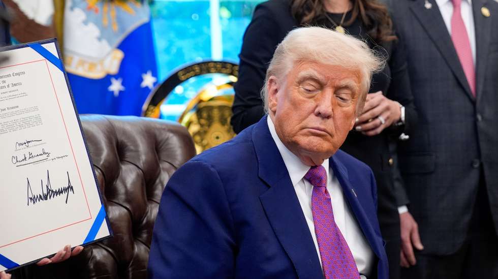 epa12087763 US President Donald Trump signs executive orders and speaks to reporters in the Oval Office of the White House in Washington, DC, USA, 09 May 2025.  EPA/Yuri Gripas / POOL