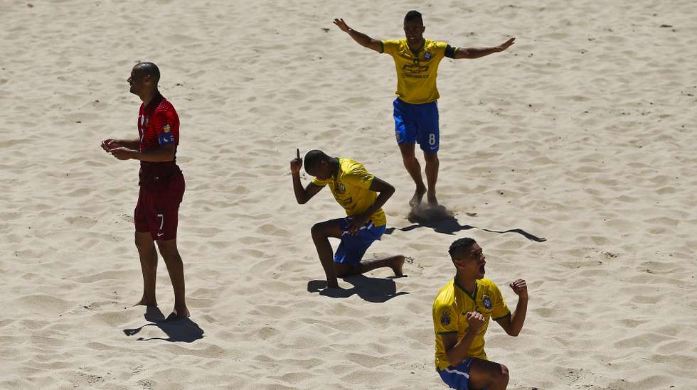 Portugal perdeu o troféu do Mundialito de futebol de praia. Foi o Brasil que o levou para casa, depois de derrotar Portugal, por 6-4, no decisivo jogo da última jornada da competição, disputada em Carcavelos, Cascais, a 31 de julho. José Sena Goulão/Lusa