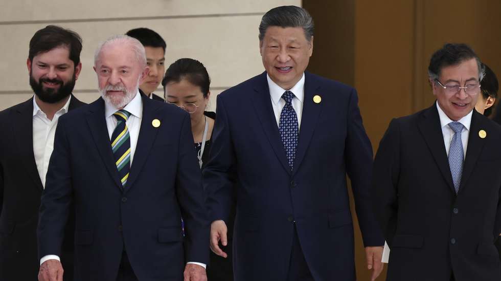 epa12095354 Chinese President Xi Jinping (C), Brazil President Luiz Inacio Lula da Silva (2-L), Chile President President Gabriel Boric (L), Colombia President Gustavo Petro (R) and other Community of Latin American and Caribbean States (CELAC) representatives arrive for a group photo session before the opening ceremony for the China-CELAC Forum ministerial meeting in Beijing, China, 13 May 2025.  EPA/FLORENCE LO / POOL