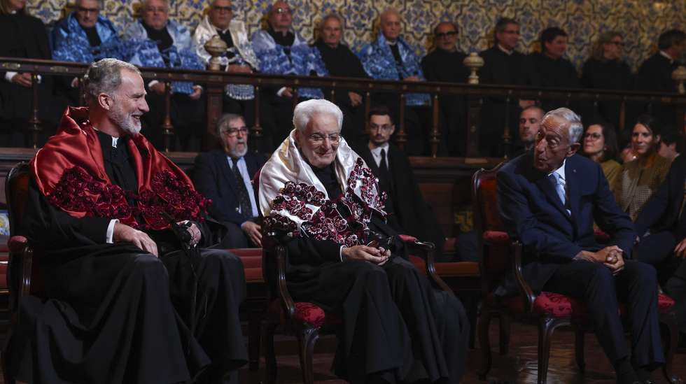 epa12097408 Portuguese President Marcelo Rebelo de Sousa (R), flanked by Italian President Sergio Mattarella (C) and King Felipe VI of Spain (L), attends the honorary doctorate ceremony for the Italian President and the Spanish King at the University of Coimbra, Coimbra, Portugal, 13 May 2025. Portuguese President Marcelo Rebelo de Sousa will present the honorary doctorates to both recipients. King Felipe VI will receive his honour from the Faculty of Law (FDUC), while President Sergio Mattarella will be recognised by the Faculty of Economics (FEUC).  EPA/PAULO NOVAIS